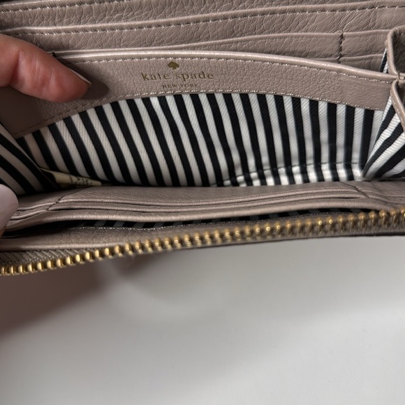 Kate Spade New York Cobble Hill Medium Lacey Wristlet in Warm Putty NWT - Picture 6 of 6